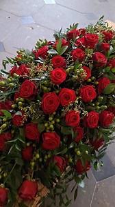#ThoughtfulTuesday 🌹 A classic red rose spray - taken from our Farewell Sympathy Guide ❤️ #OASISFloralProducts #floralproducts #flowers #redroses #roses #funeral flowers #spray #coffinspray #floristry #florists | OASIS® Floral Products (UK)