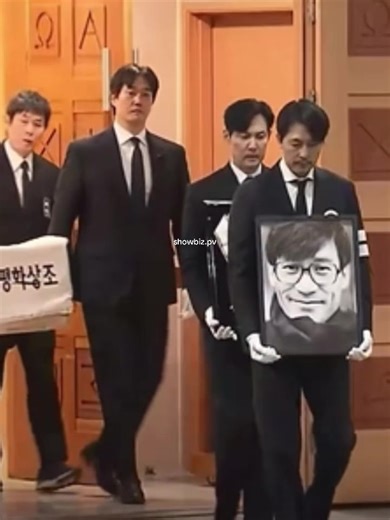 Lễ đưa tang Ahn Sung Ki: Jung Woo Sung ôm di ảnh, Joo Ji Hoon & Sol Kyung Kyu, Park Chul Min, Yoo Ji Tae, Park Hae Il, Jo Woo Jin khiêng quan t.ài. Hyun Bin buồn hiu.