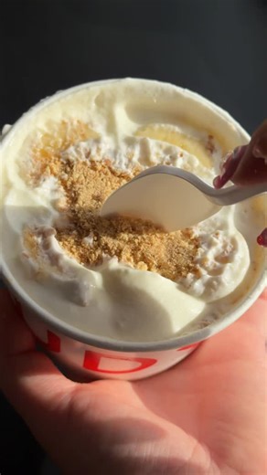 If you haven’t tried the banana pudding at RUDY yet, this is your excuse @rudyresto Housemade, layered with fresh banana slices, and finished with a graham cracker crumble that tastes like pure comfort in a cup 🍌 | TasteToronto