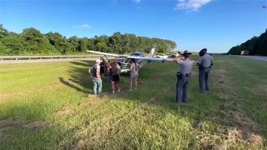 Pilot performs emergency landing over South Carolina after detecting mechanical error on board plane - WSVN 7News | Miami News, Weather, Sports | Fort Lauderdale