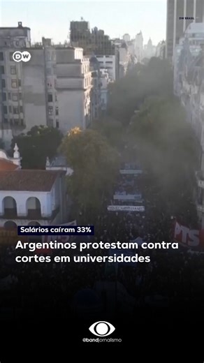 Argentinos protestam contra cortes em universidades Principal federação de docentes da Argentina afirma que salários caíram 33% desde que Milei foi eleito. 📸 DW Brasil 📲 Mais informações no site band.com.br #BandJornalismo