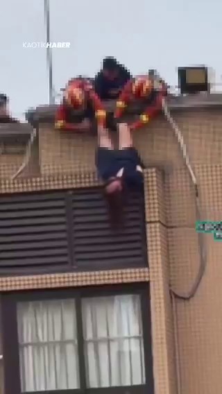 Telefonunu bırakmayan genç kız, Çin’deki intihar girişiminde kurtarılırken, itfaiye ekiplerinin müdahalesi film sahnelerini aratmadı.