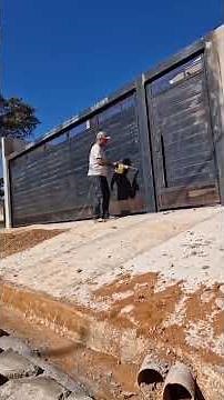 remoção de ferrugem e pintura zarcão em portao !!