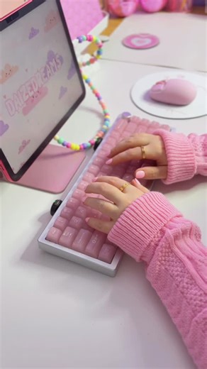 DaizeDreams on Instagram: "Do the “Rose Quartz” keycaps change the sound? 🧐 I had to get out this keyboard again because I had people going back and forth in the comments of my “Rose Quartz” keycaps video saying that the keycaps don’t make a difference in sound. I beg to differ 🧐 What do you guys think? #pink #desksetup #pinkdesksetup #apple #pinkipad #kawaiiaesthetic #cute #studygram #creamykeyboard"