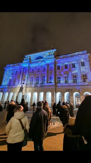 Anexartisias on Instagram: "🎆 Φανταστείτε κάτι ΜΟΝΑΔΙΚΟ στην Ανεξαρτησίας! 🎶 Είδαμε live το γεγονός από τη Βαρσοβία🇵🇱 και το βίντεοσκοπήσαμε και δεν γίνεται να μη φανταστούμε πώς θα ήταν αν κάτι παρόμοιο γινόταν… στον δικό μας δρόμο! 🤩 👉 Τι θα λέγατε αν το Διοικητήριο, στην Πλατεία Γρηγόρη Αυξεντίου, μετατρεπόταν σε ένα ζωντανό θέαμα φωτός και μουσικής κάθε Παρασκευή και Σάββατο βράδυ, για μερικές ώρες (ανα δεκάλεπτα κάθε ώρα); Με διαφορετικές θεματικές, χρώματα, ρυθμούς και εικόνες! ✨🎨 �