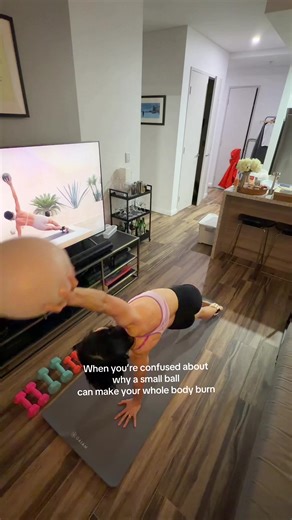 Does size matter? Full body workout with a 22-25cm ball but wanting a smaller one. And can someone tell me why the smaller ones are more expensive? #pilates #pilatesbyizzy #fullbodyworkout #fitnessmotivation #homeworkout