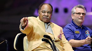 Hall of Famer Bobby Mitchell, who helped integrate Redskins, dies at 84