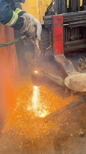 Removing king pins on Trailer lift axle. #kingpinremoval #mechanic #truckrepair #repairing #automotive #mechaniclife #hardwork #flame #flames #fire #weld #welding #kingpin #kingpinremoval #heatgun #rust #canada #US #axlespindle | Axle Spindle