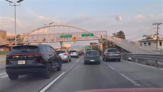 🚨 ACCIDENTE EN EL PASO EXPRÉS DE CUERNAVACA PROVOCA CAOS VIAL Se registra un accidente en los carriles centrales del Paso Exprés de Cuernavaca, a la altura de la colonia Antonio Barona, en dirección de norte a sur, lo que genera fuerte carga vehicular en la zona. Extreme precauciones #Morelos | Círculo De Poder