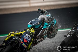 Énorme accident pour Zarco et Morbidelli, miracle pour Rossi et Viñales