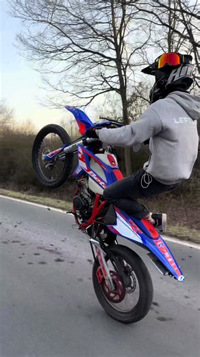 Sommer Wheelies: Profis in Aktion auf dem Testgelände