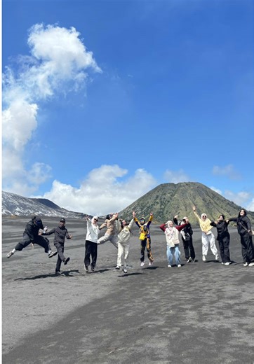 Discover the wonder land of Java, Indulge and share the happiness at the peak of Bromo Mountain with loved one ☺️ #bromotrip #pakejbromo #pakejsurabaya #bromomalang #viralmalaysia