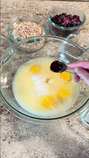 Berry Baked Oatmeal: High Protein & Fiber Breakfast