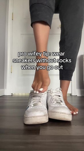 How to Wear Sneakers Without Socks for Comfort