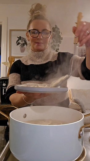 * PIEROGI Z KAPUSTĄ I GRZYBAMI * Pierogi z kapustą i grzybami – klasyk, który zawsze smakuje jak święta 🥟 Miękkie, elastyczne ciasto i aromatyczny farsz z suszonych grzybów… no po prostu magia! Jeśli chcesz zrobić pierogi, które się nie rozklejają i smakują jak u mamy – zapisuj przepis ❤️ CIasto: • 500 g mąki • 320 ml gorącej wody • 2 łyżki oleju • 1 łyżeczka soli Farsz: • 100 g suszonych grzybów • 300 g kapusty kiszonej • 1 cebula • 2 łyżki masła/oleju • sól, pieprz, sos sojowy/Maggi 1️⃣ Grzyb