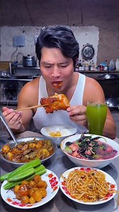 Giant Crispy Chicken Leg & Fried Noodle Bite! 🍗🍜 #Shorts #eatfoodyt #mukbang