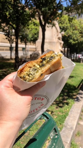 Une des plus anciennes spanakopita d’Athènes 🇬🇷 #streetfood #shorts #athènes #grèce