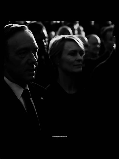 House of Cards (2013–2018) é uma série dramática política criada por Beau Willimon, baseada na minissérie britânica de mesmo nome. A produção marcou a história da televisão por seu tom sombrio, realista e por revelar os bastidores cruéis do poder político nos Estados Unidos. A trama acompanha Frank Underwood, um ambicioso e manipulador congressista que, após ser traído politicamente, decide se vingar usando inteligência, chantagem e alianças estratégicas para subir cada vez mais alto na hierarqu