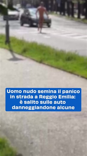 Un uomo completamente nudo che corre per la circonvallazione della città, salendo sulle auto (alcune di queste sono state danneggiate). Non è un video creato dall'intelligenza artificiale o un videogioco americano stile Gta, ma è quanto realmente accaduto poco dopo le 13,30 in centro a Reggio Emilia. Diversi automobilisti e passanti hanno filmato la surreale scena, quasi non credendo ai loro occhi. L'uomo, giovane, di carnagione olivastra e dal fisico statuario, sembra che provenisse dalla zona 
