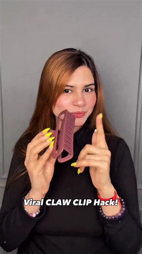 Yashika Makeovers | Vandana Sehgal | International Makeup Artist on Instagram: "Learn This Easy Viral CLAW CLIP Hair Tutorial! 💇‍♀️ . . Save This Reel⬇️ & Follow @yashikamakeovers for More Makeups Tips & Tricks . . . claw clip hairstyle, viral claw clip hair, claw clip hair tutorial, easy claw clip hairstyle, trending hair tutorial, quick hair hack, no heat hairstyle, effortless hairstyle, everyday hair look, messy bun claw clip, aesthetic hair tutorial, clean girl hairstyle, soft girl hair loo
