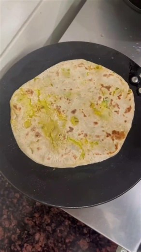 घर का स्वादिष्ट आलू पराठा 😍 | Easy Aloo Paratha Recipe #paratha #ytshorts #shortsfeed #shorts
