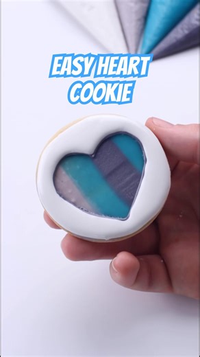 Wait for it… this might be the simplest heart cookie ever 😍#cookiedecorating #satisfying #heart