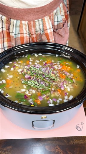 This crockpot dinner is perfect for fall Kyra makes chicken pot pie soup in the slow cooker. | Family Style Cooking