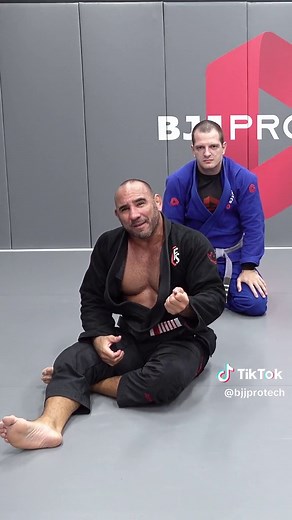 Talvez esta seja a posição mais ensinada do jiu-jitsu! O armlock da guarda fechada! Você sabe fazer um armlock da guarda fechada de maneira eficiente? @viktordoria mostra como aprendeu a fazer um armlock da guarda fechada de forma eficiente com ninguém menos que @ricksongraciejj Quer aprender essa e outras técnicas com o mestre Viktor Doria? Acesse hoje mesmo seu instrucional, com 50% de desconto. Link na Bio #bjjprotech #viktordoria #ricksongracie #jiujitsu #bjj