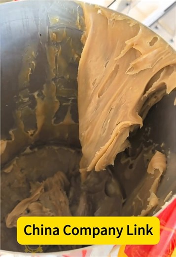 A corrosion-resistant chemical paste packaging machine with smooth discharge, suitable for filling and sealing colloids, paste-like chemical raw materials, daily chemical pastes, and medium-to-high viscosity materials. #honeyfillingmachine #honeypackingmachine #pastepackingmachine #Bathgelpackagingmachine #chinasupplier