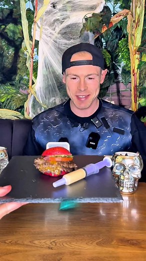 700€ Revanche Challenge?! 😳 Halloween Specials über 7 Runden! Beat Big M Halloween Special 🎃 7 Runden. 7 Todsünden. Nur purer Wille. Big M 🫃 vs. @urbanranchofficial Frankfurt 🔥 💰 300 € Gutscheine im Pool – Staffel 1 läuft weiter bis Big M geschlagen oder zu Weihnachten der ganze Pot gespendet wird. 😳 #Bigm #bigmtv #challenge #halloween #foodchallenge #beatbigm @mokkateeria | Sebastian Michels