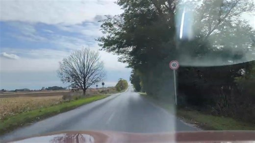 Komárom-Esztergom megyében, Mocsa és az M1-es között lehet megtekinteni az Indokolatlan Korlátozások eme újabb emléktábláit. Lehet, hogy majd lesz itt valami, az is lehet, hogy már volt, de hogy most nincs, az biztos. Azt nem értjük, ilyenkor miért nem lehet ezeket a táblákat befordítani vagy letakarni, addig, amíg nem lesz megint szükség rájuk? (Már ha lesz még valaha.) A problémát és a megoldási kísérleteket itt vezetjük a Traffixon: https://www.traffix.hu/problems/6176-indokolatlan-nem-letezo