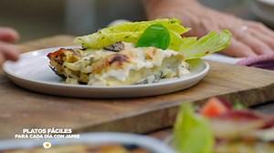 Platazo de Canelones de champiñones y bechamel hoy en el nuevo capítulo de Jamie Oliver en Canal Cocina. 20:30H · PLATOS FÁCILES PARA CADA DÍA CON JAMIE ¡No te pierdas esta y otras recetas del chef británico! https://canalcocina.es/receta/canelones-de-champinones-y-bechamel-de-queso Jamie Oliver | Canal Cocina