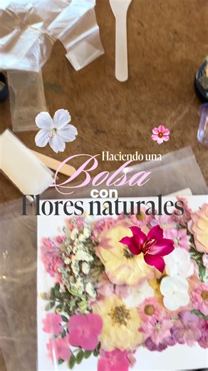 Haciendo una bolsa con flores naturales🌷🌸🌺🏹 , acompañameee en el proceso para ver cómo quedaaaa🤭🤭 (mis tareas como diseñadora de modas) #diseñodemoda