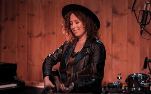 Aliza Hava shares new single, "Into the Light" (Interview) - Canadian Beats Media