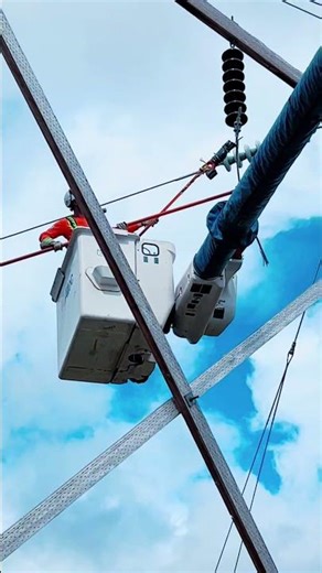 Unbelievable Lineman Skills ⚡ Powerline Magic at Work #WorkAtHeights #PowerGrid #AmazingSkills