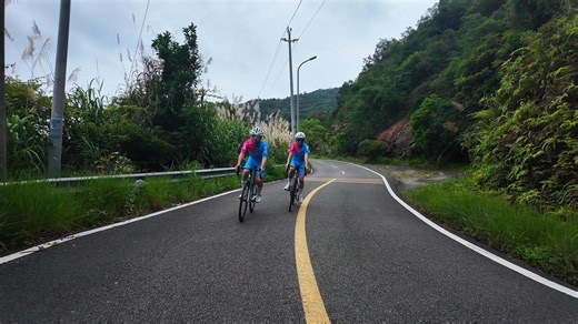 骑进自由！把风都甩在身后 一路狂飙爽到飞起