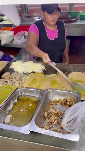 ¡El mega huarache de la CDMX preparado con las manos y la tradición de siempre! 🇲🇽🧀