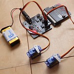 【micro:bit】拡張基盤moto:bitでサーボモーター2つを制御する