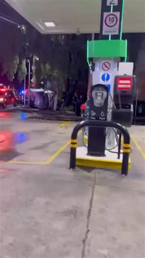 🎥 La madrugada de este viernes se suscitó un aparatoso accidente justo en frente del Fantasías Miguel de San Jerónimo. 👇 | En Foco Noticias MX