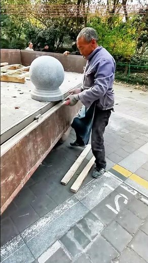 Solo Stone Move: How One Worker Unloads Heavy Pillars Safely with Wood Ramps