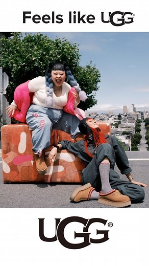UGGJapan | 新キャンペーン #FeelsLikeUGG がスタート！ オーバーサイズのカウチはUGG®ならではの大胆なファッションと究極の心地よさを表現 UGG®がもたらすフィーリングと究極の心地よさをセレブレートしよう #FeelsLikeUGG #UggJapan #UGGブーツ... | Instagram