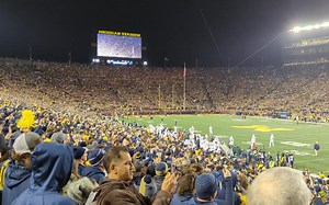 夜空下的人海、歌声、欢笑——美国大学橄榄球赛的迷人氛围，密歇根大学体育场合唱MR BRIGHTSIDE !