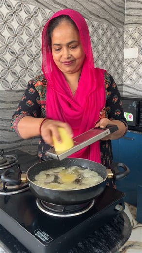 Nigarsultana on Instagram: "Homemade Potato Chips 😋😋#recipe #viral #cooking #food #chips"