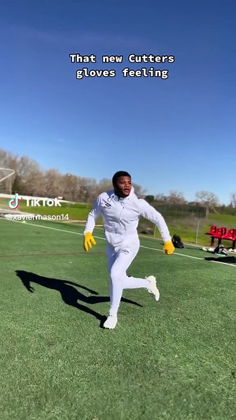 Not dropping a single pass all season with the Cutters Rev Pro 5.0’s #gripthegreatness #cutterssports #lethimcook