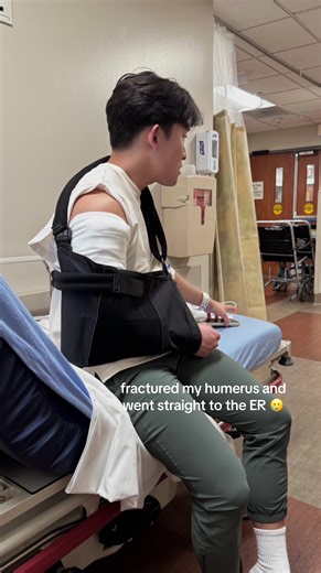 happy holidays to me 🥲🙃😭 #humerus #humerusfracture #surgery #brokenbone