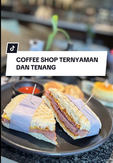NEMU TEMPAT NGOPI DENGAN KONSEP RUMAH 🥹🥹 Keren bgt konsep coffee shop nya ! Cocok sih sama nama “ RESIDENT” Bikin nyaman , tenang WFH an dsni !!👌 • • 📍 Resident Coffee Jl Pemuda 6 #denpasarnow #coffeeshop #resident #coffeetiktok #kulinertiktok