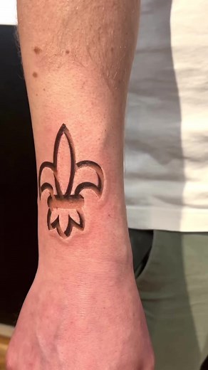 Check out this fleur-de-lis ⚜️ tattoo 🤯 by @gullytattoo #fleurdelis #3dtattoo #tattooreels #reels #tattooartist | Tattoo Wipe Outz