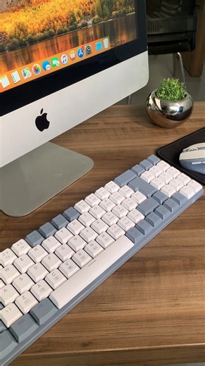 👩‍💻👨‍💻A Redragon com você no trabalho! 👩‍💻👨‍💻 📌A linha Red Office é indispensável para o seu dia a dia. Com design único e moderno, esse kit possui em seu combo um teclado que permite que você o leve para qualquer ambiente, graças à sua conexão Wireless que dá toda a liberdade necessária, e também um mouse com shape ergonômico que foi pensado para seu conforto em todos os momentos. 😎 E o melhor, você pode escolher o que mais combina com seu espaço. Disponível nas cores Creme com Azul, 
