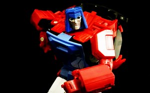 小津的变形金刚玩具视频—第三方X-TRANSBOTS MM-VI WARRIOR 充电器