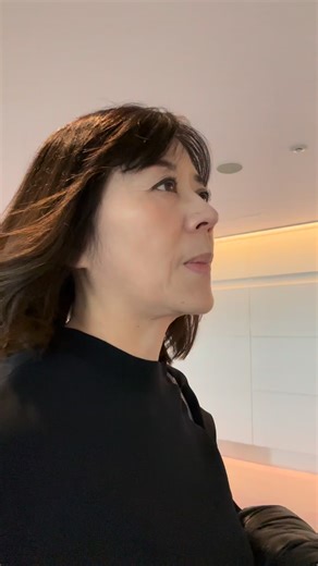 武内 陶子 on Instagram: "48番搭乗口！いちばーん端っこの方だったわ！入り口から2000歩ぐらい歩いたよ。運動になるねー^_^、、と言いながらめっちゃゲンナリしてるトーコ🤭 空の旅、ダムが見えてかっこよかったー！（石手川ダムかな）重力式コンクリートダムだぜ（多分（笑））山が美しいぜ！ さあ、松山でお仕事してくるよ！🍊 ちなみに松山空港の素敵なステンドグラスは、私の尊敬する田窪恭治さんの作品です！到着のドアくぐると正面でいつも温かく迎えてくれるこのステンドグラスを愛しています！ #お出かけトーコ #空の旅 #ダム #田窪恭治 さん #武内陶子"